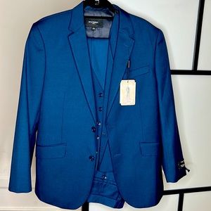 BRAND NEW 3-Piece Italian Wool suit in Blue